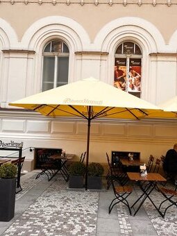 Nový potah Pilsner Urquell na hospodský slunečník