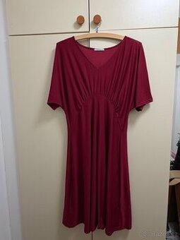 Vínové šaty a černé šaty