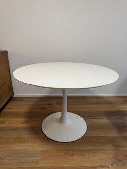 Kulatý bílý stůl
