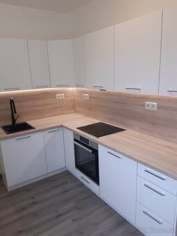 Pronájem bytu 3+1 s balkónem, 76 m², Tábor, Krakovská „s výh