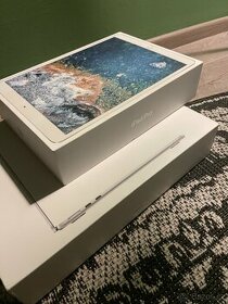 krabice apple macbook air a ipad pro