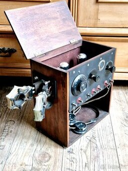 Staré rádio včetně sluchátek, Francie, rok 1923