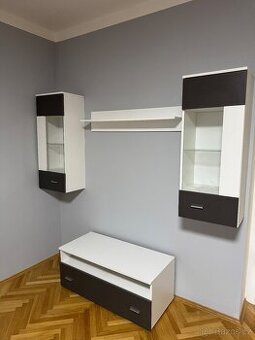 Bílá obývací stěna