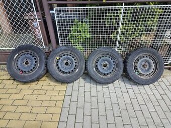 Plechová kola R15 se zimním pneu Nokian