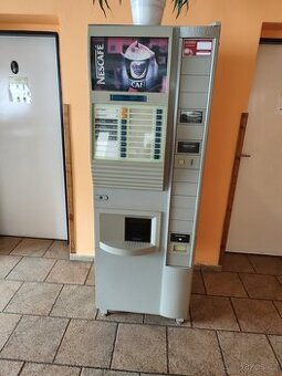 Starší automat na kavu