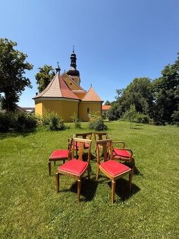 Dva staré křesla a čtyři židle.