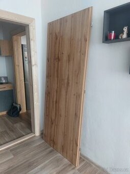 Dveře do paneláku levé