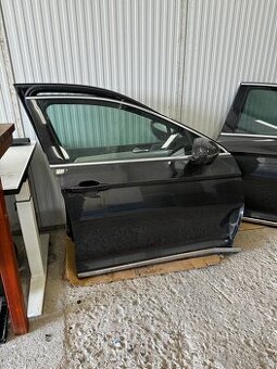 Přední pravé dveře VW Passat B8 sedan – poškozena