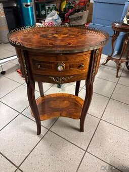 Intarzovaný stolek ve stylu Ludvíka XVI