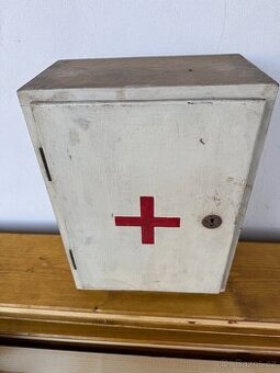 Retro dřevěná nástěnná lékárnička 200,-Kč
