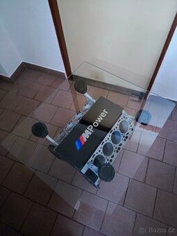 Konferenční stolek z bloku motoru V8.
