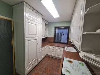 Krásná moderní kuchyňská linka se spořebiči