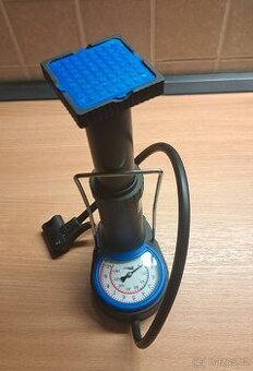 Nožní pumpička s manometrem