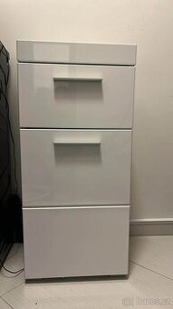 Vysoká koupelnová skříňka – bílý lesk