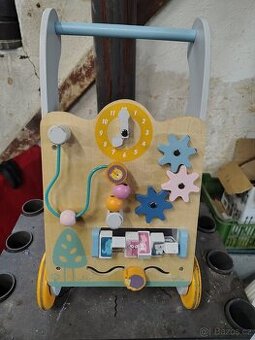 Dřevěná interaktivní chodítko