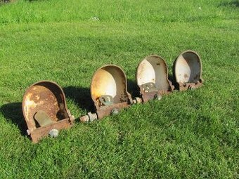 Staré litinové napáječky