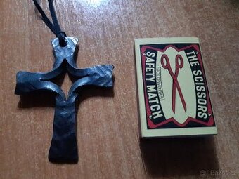 Starý ručně kovaný ocelový kříž na krk .