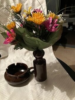 Keramický popelník hnědý s vázičkou