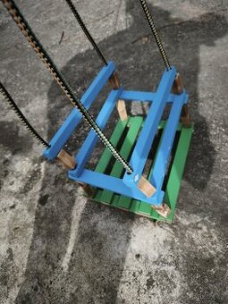 Dětská dřevěná houpačka