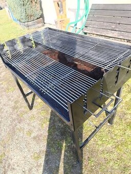 Gril větší na dřevo nebo dřevěné uhlí