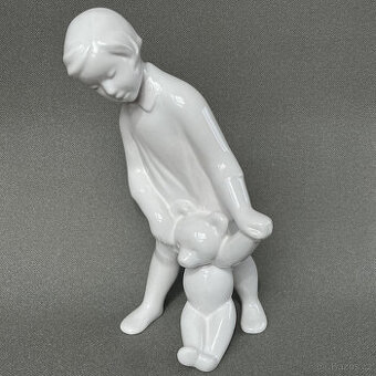 Velká socha Dívka s medvídkem 30 cm, Keramo Znojmo