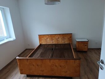 Starožitná postel