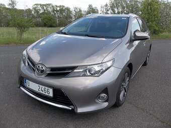 Toyota Auris 1,6 Kombi, r.v. 06/2015, najeto jen 103tkm