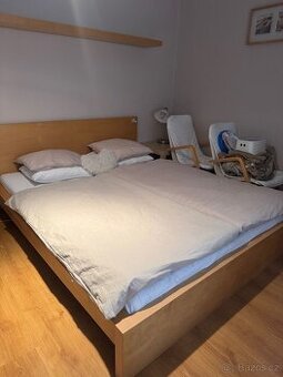 Postel s nocnim stolkem - 1