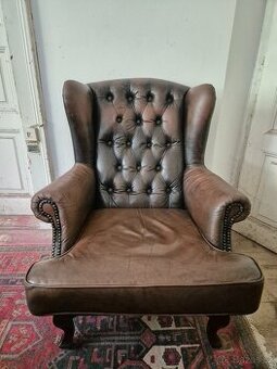 HNĚDÉ KOŽENÉ KŘESLO - UŠÁK VE STYLU CHESTERFIELD