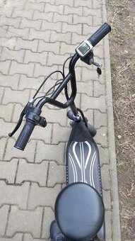 dětskou elektrokoloběžku 250 V.
