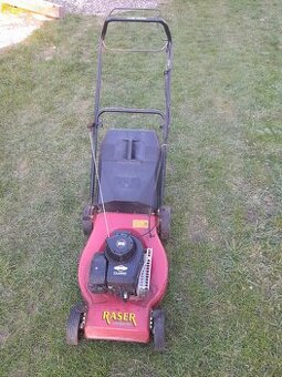 Benzínová sekačka s pojezdem Briggs a Stratton Raser