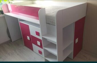 Krásná vyvýšená dětská postel s komodami