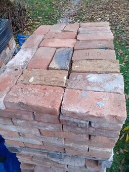 staré plné pálené cihly