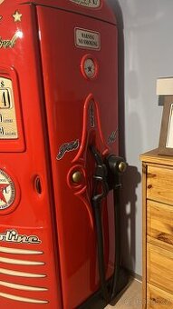 Dětská skříň se stolem čerpací stanice červená