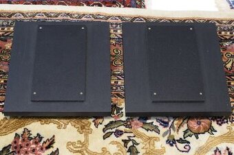 matné podstavce pod reproduktory Bowers and Wilkins