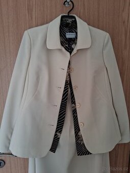 Světlý atypický letní kostým