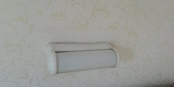 retro lampička nad postel