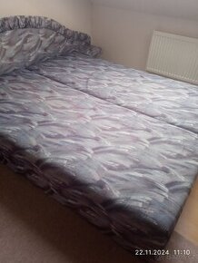 Dvoulůžková postel