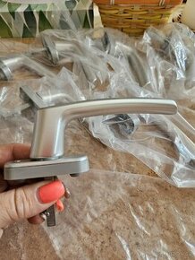 Nově kovové kliky 8ks + 4 použité