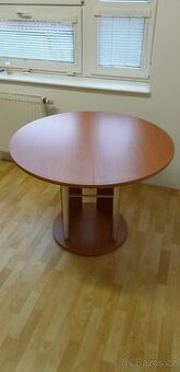 Jídelní kulatý stůl