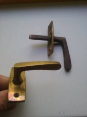 Mosazné okenní kličky na dřevěná okna