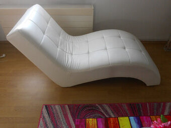 Křeslo - pololehátko - bílé.