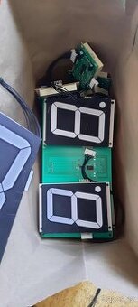 8. segmentove displeje ze stareho vyvolavaciho systemu.