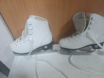 Lední dívčí brusle 30