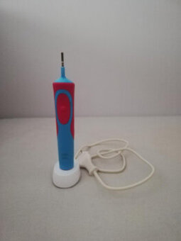 Prodám dětský el. zubní kartáček Oral-B