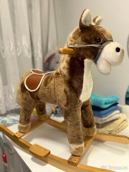 Houpací koník na baterie