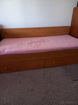 DŘEVĚNA  POSTEL -  VELKY ÚLOŽNÝ PROSTOR