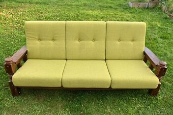 Masivní sedací souprava v hráškově zelené barvě