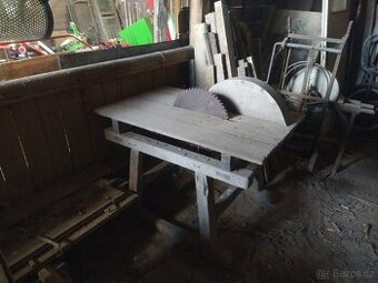 Stará dřevěná cirkulárka na externí pohon pro plochý řemen