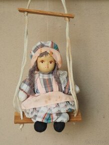 Porcelánová panenka - malá, na houpačce